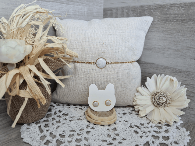 Parures Faites Main Hypoallergéniques - Bracelet + boucles d'oreilles clous dorés et blanc nacré