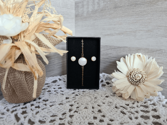 Parures Faites Main Hypoallergéniques - Bracelet + boucles d'oreilles clous dorés et blanc nacré