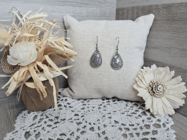 Boucles d&#039;oreilles ovales argentées en résine uv fait main Légères Et Hypoallergénique