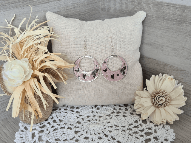 Boucles d&#039;oreilles Créoles argentées rose avec papillons Légères Et Hypoallergénique