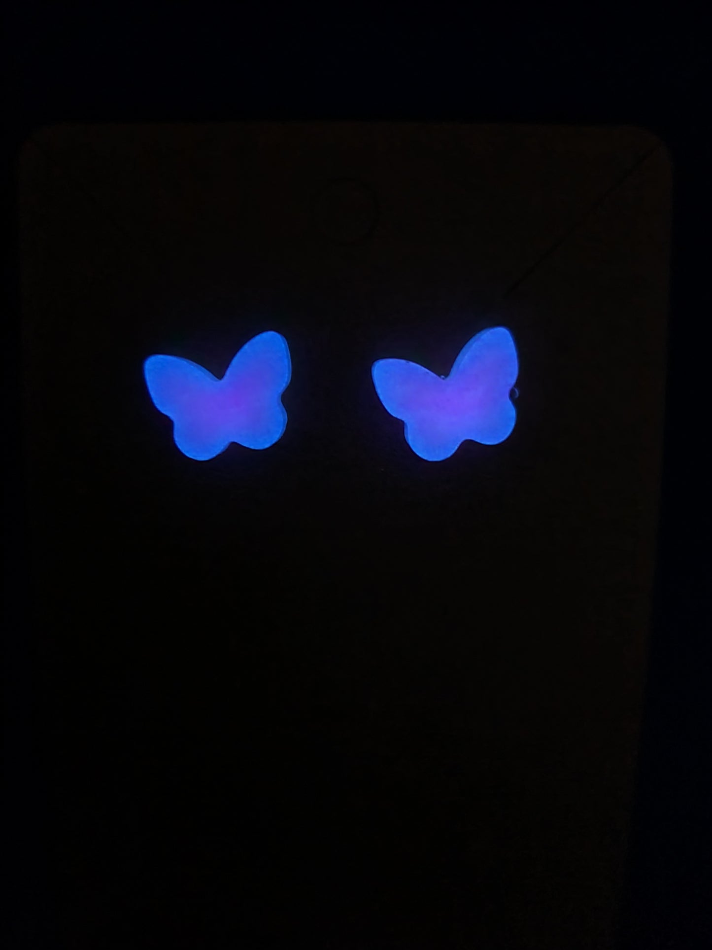 Boucles d'oreilles enfants papillons violet en résine uv qui s'illumine dans le noir